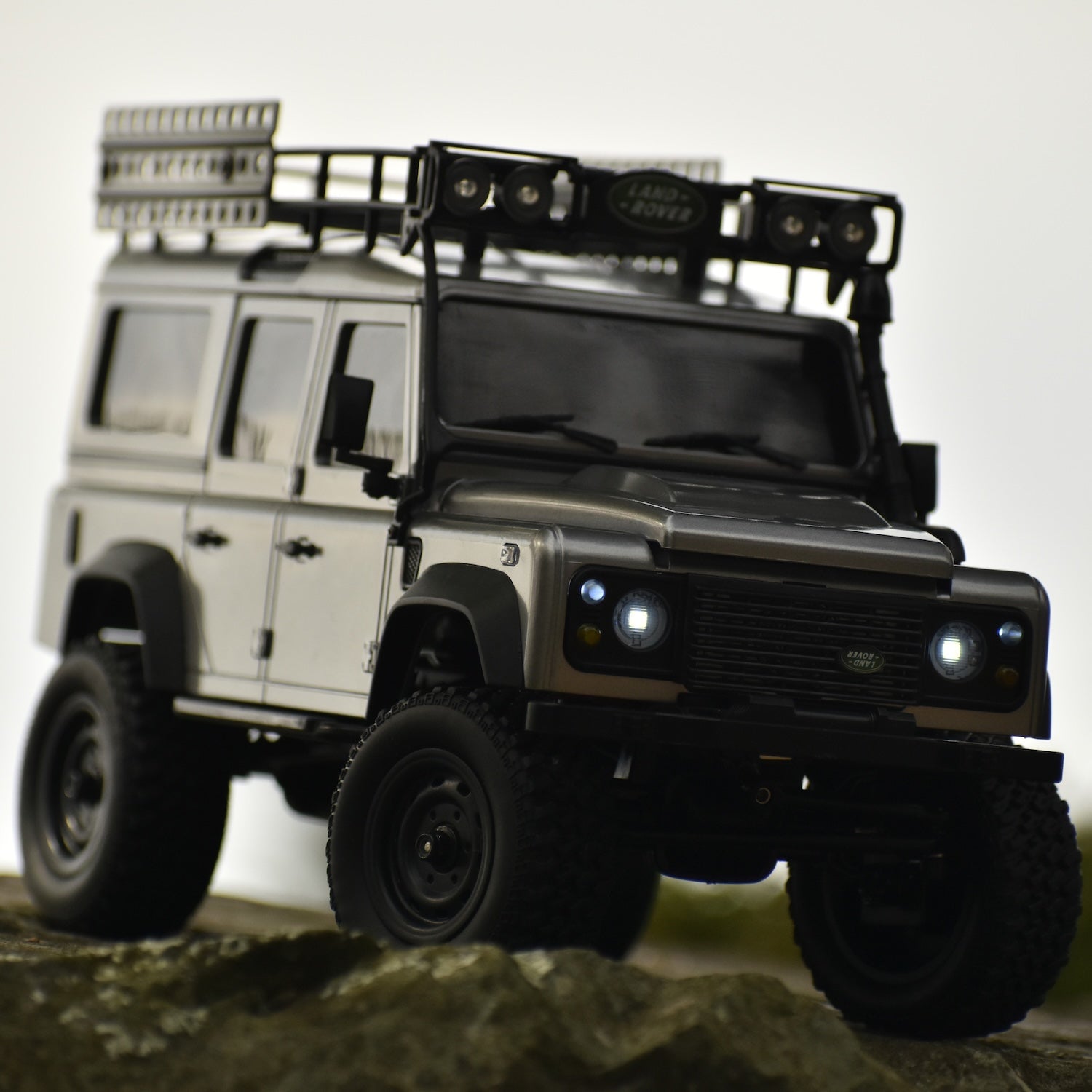 ランドローバー ディフェンダー 1/18 RTR（MNモデル/MN111C）【2026年7